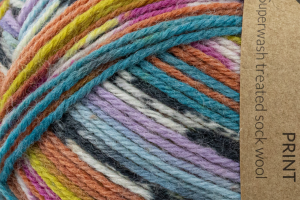 DROPS Fabel Print - country fair 923